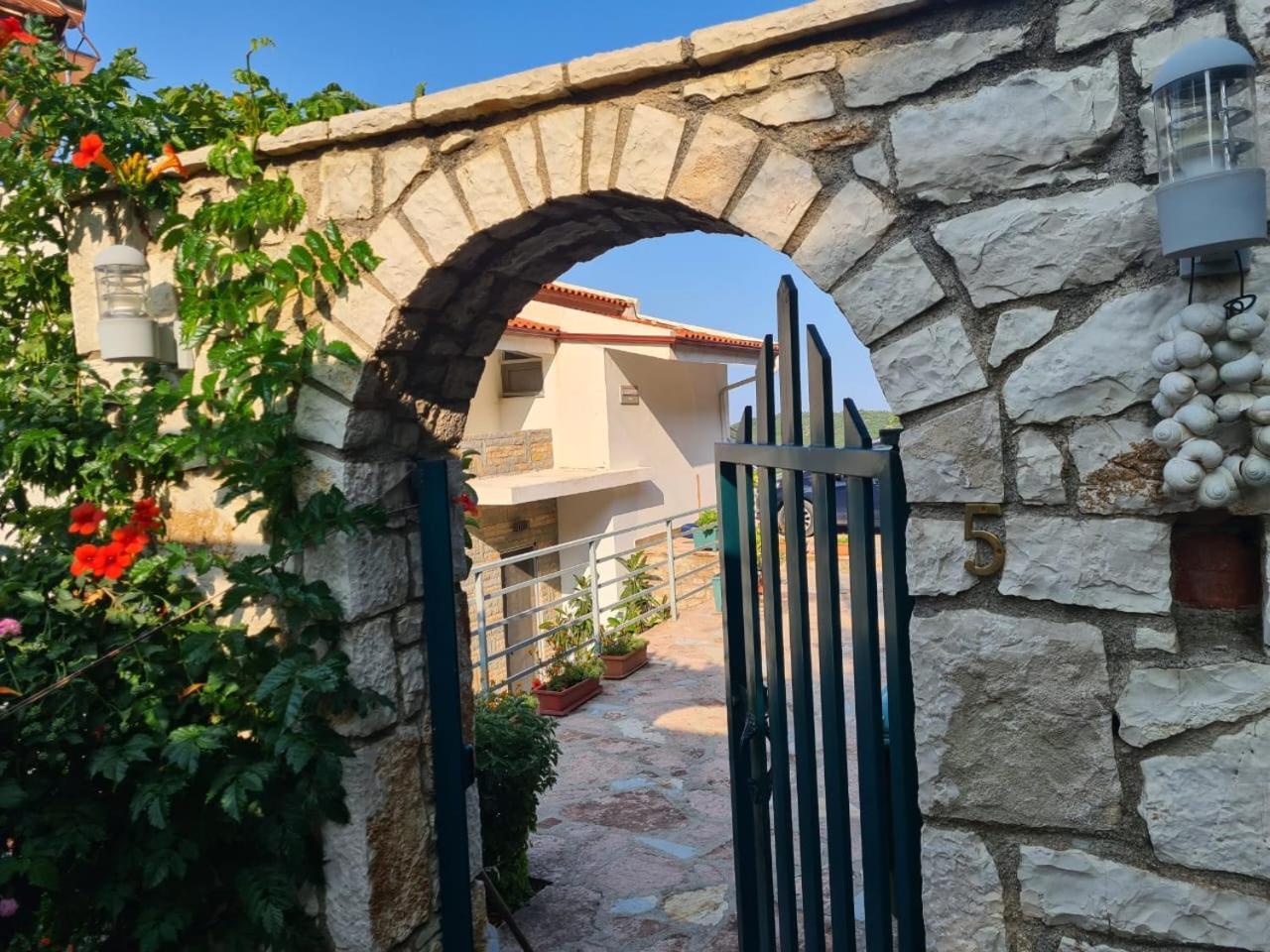 Vila Tatjana Guest House Vuno Bagian luar foto